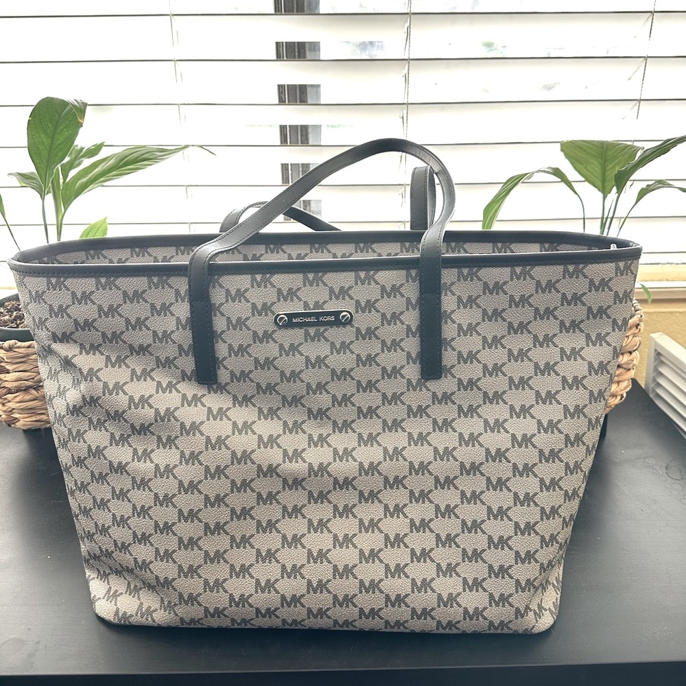Michael Kors Emry Logo Signature
